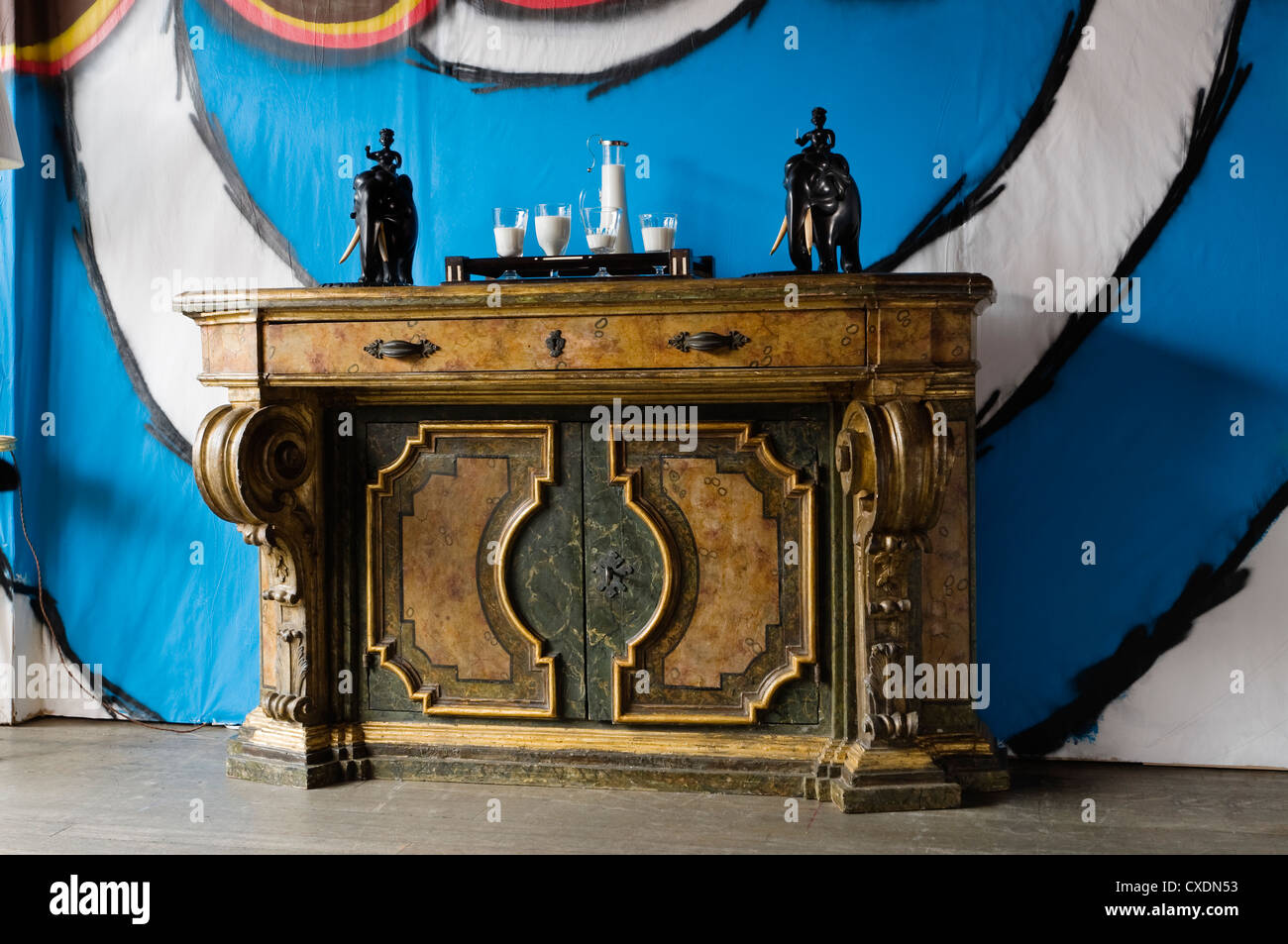 Ebano intagliato su elefanti in finto marmo credenza barocca insieme contro bold xxi secolo graffiti la decorazione parietale Foto Stock