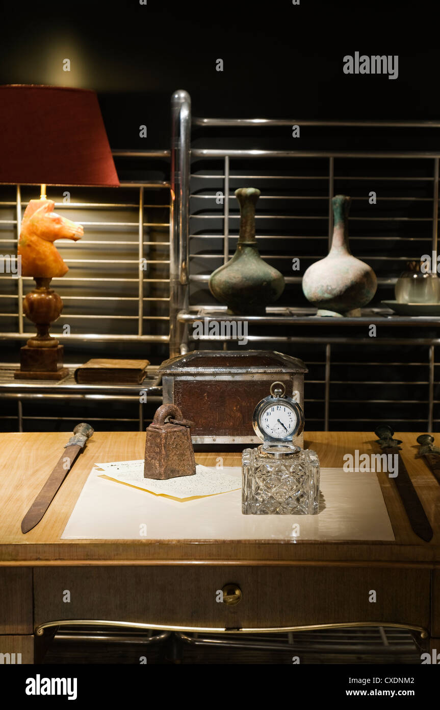 Il taglio di cristallo e orologio silvermounted inkwell con Arti & Mestieri scrigno in pelle Foto Stock