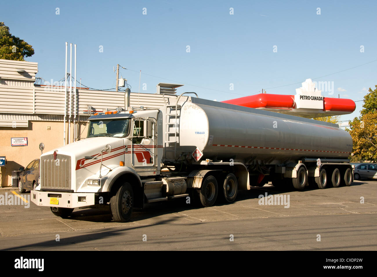 Carrello alimentando gas station in Monteregie Quebec. I prezzi del gas sono andando fino in Canada Foto Stock