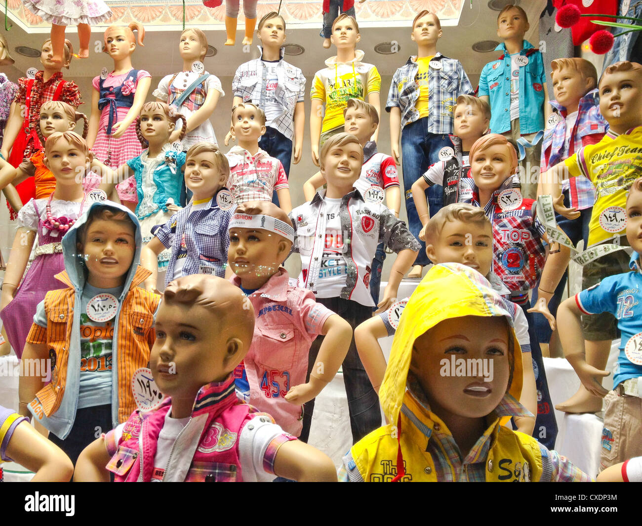 Un negozio di abbigliamento sportivo di abbigliamento locali downtown  Cairo-Many egiziani comprare locale fatta di vestiti che sono molto più  economici rispetto alle importazioni Foto stock - Alamy
