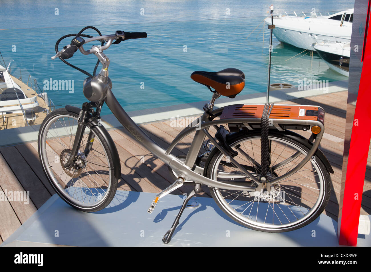 Bicicletta elettrica esposti per la vendita in Port Adriano Mallorca Spagna Spain Foto Stock