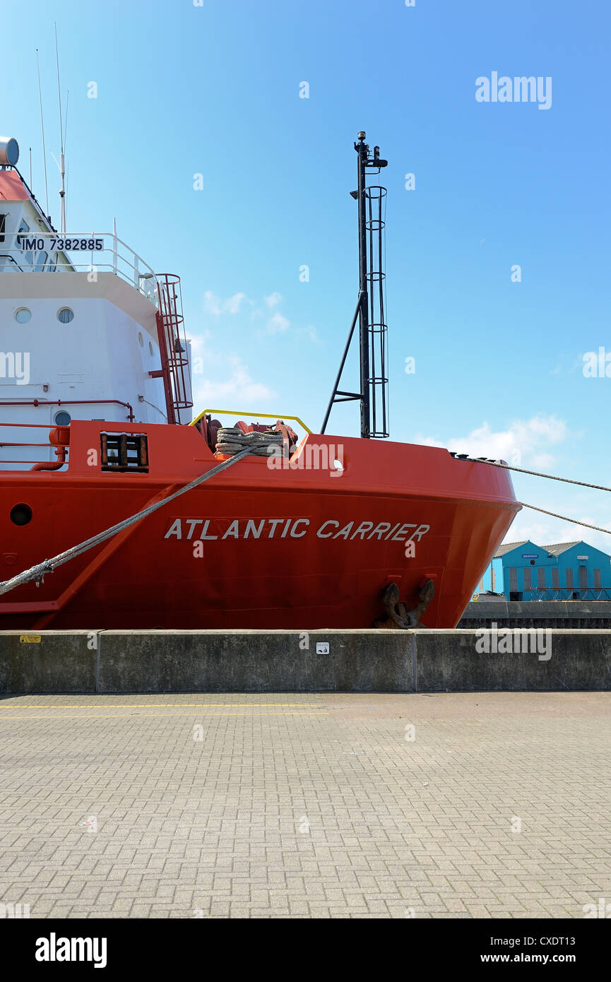 Atlantico MPSV Carrier multi purpose nave di sostegno essendo dipinta nel dock Great Yarmouth norfolk England Regno Unito Foto Stock