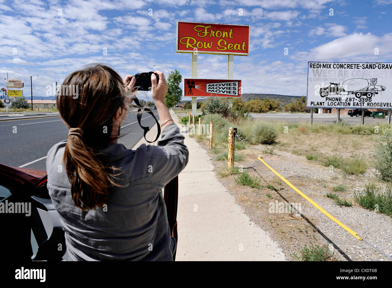 Turistico/viaggiatore fotografare posto in prima fila Cinema/film segno, Route 66 STATI UNITI D'AMERICA Foto Stock