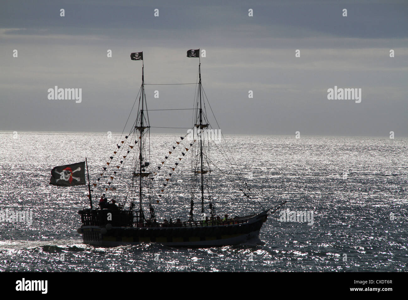 Silhouette di una nave pirata ride in mare. Foto Stock