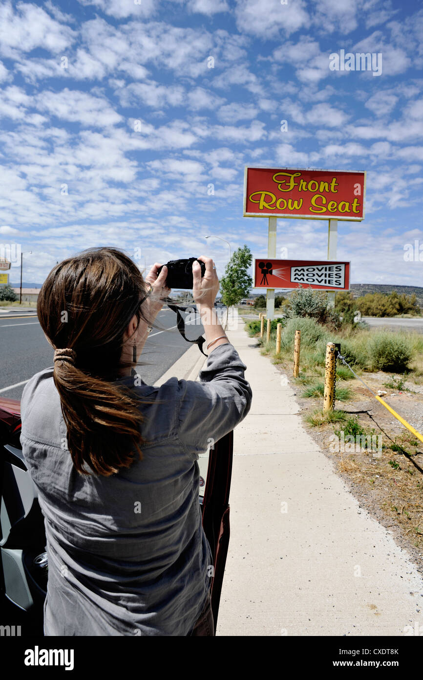 Turistico/viaggiatore fotografare posto in prima fila Cinema/film segno, Route 66 STATI UNITI D'AMERICA Foto Stock