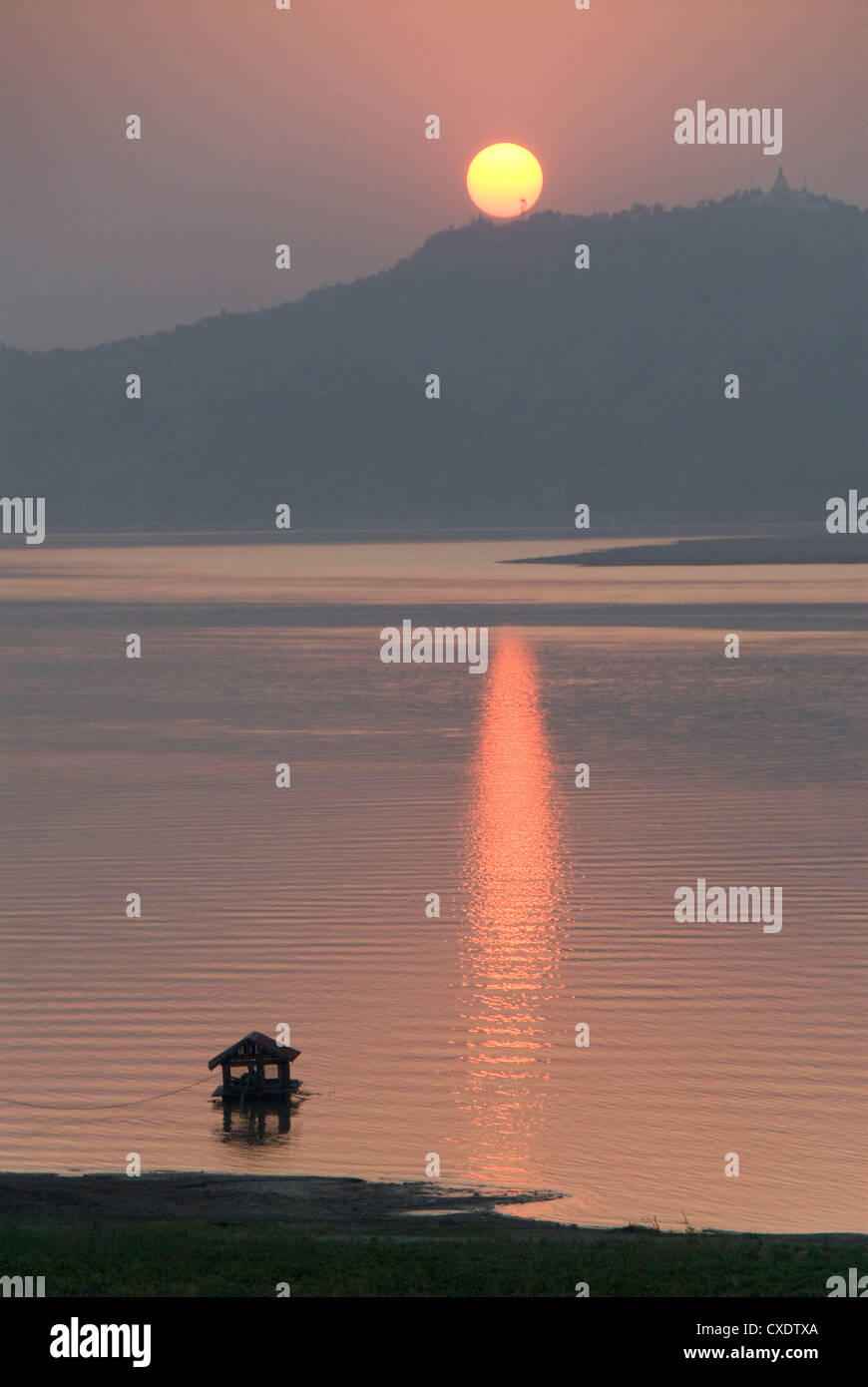 Tramonto, Ayeyarwaddy fiume, Bagan (pagano), Myanmar (Birmania), Asia Foto Stock