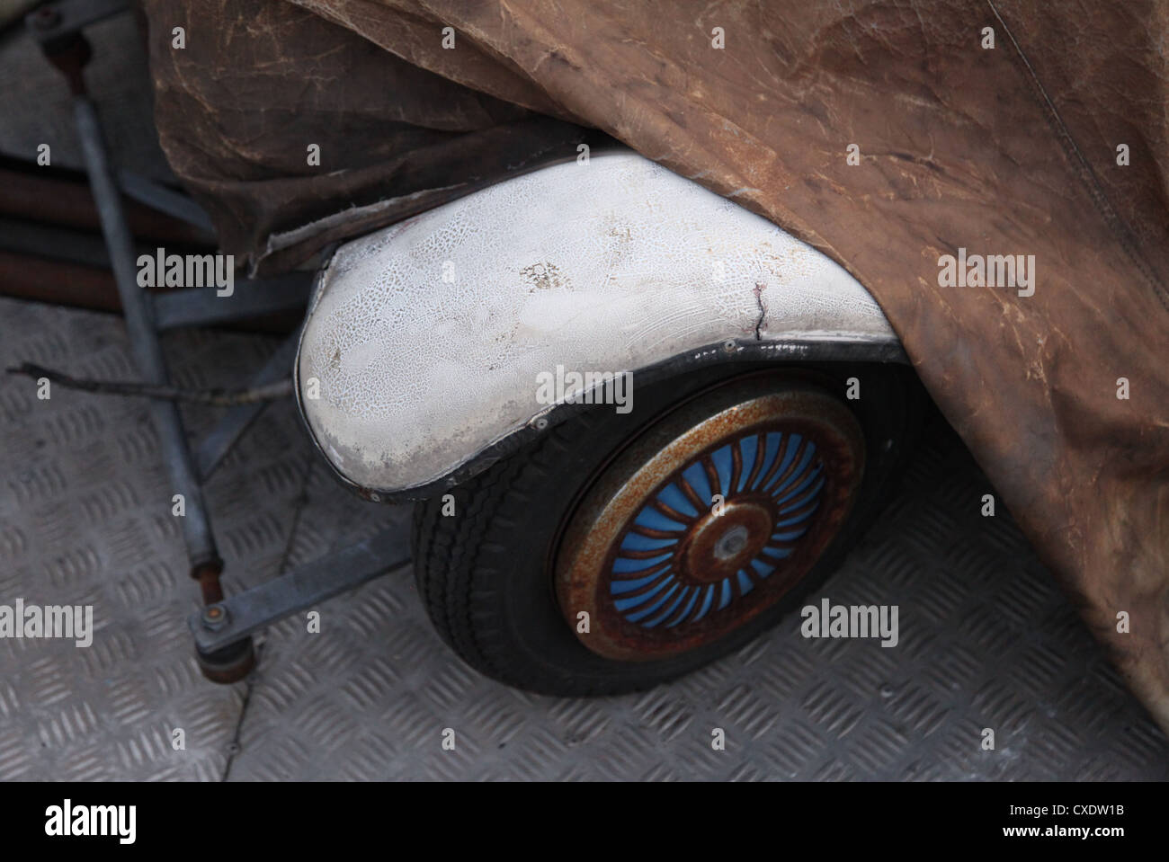 Si tratta di una foto di un vecchio maneggio con distrutte auto. Possiamo vedere che è una brutta copia di Goldorak Grendizer o. È abbandonato. Foto Stock