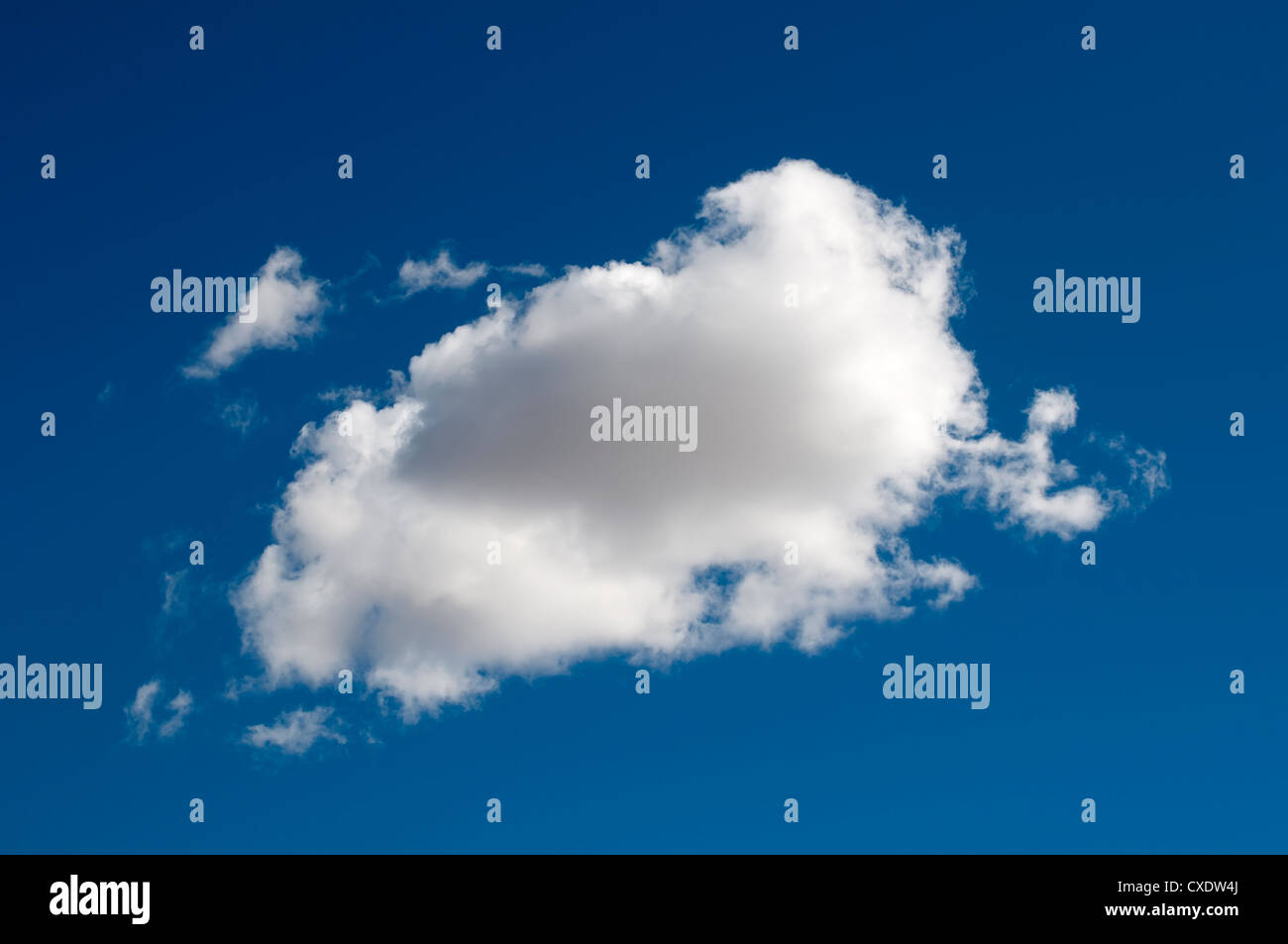 Nuvole bianche sul cielo blu per lo sfondo Foto Stock