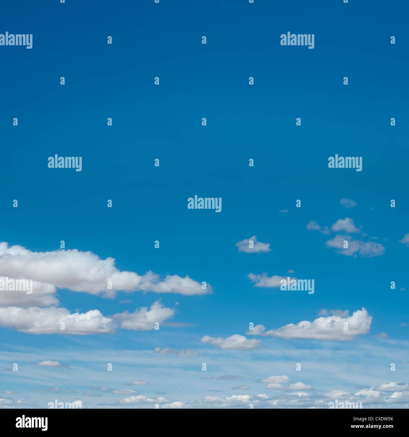Nuvole bianche sul cielo blu per lo sfondo Foto Stock