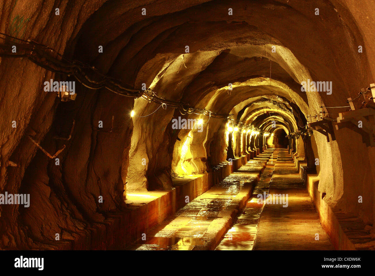 Lungo cammino nel buio del tunnel con luce Foto Stock