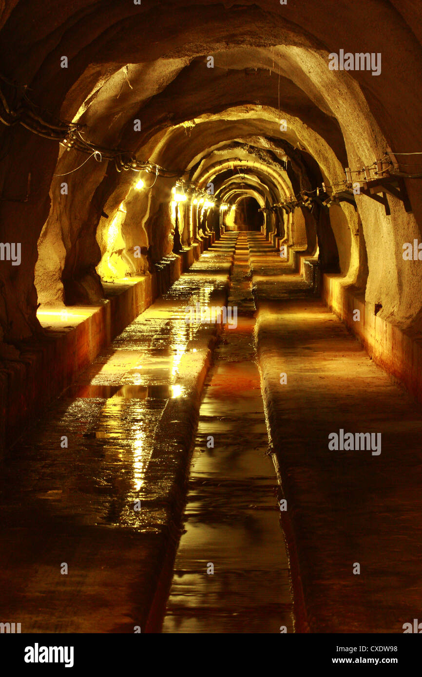 Lungo cammino nel buio del tunnel con luce Foto Stock