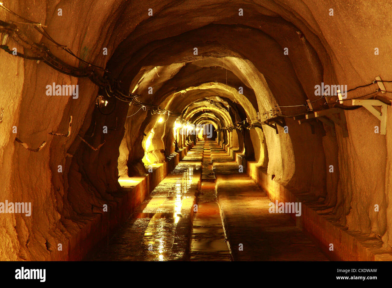 Lungo cammino nel buio del tunnel con luce Foto Stock