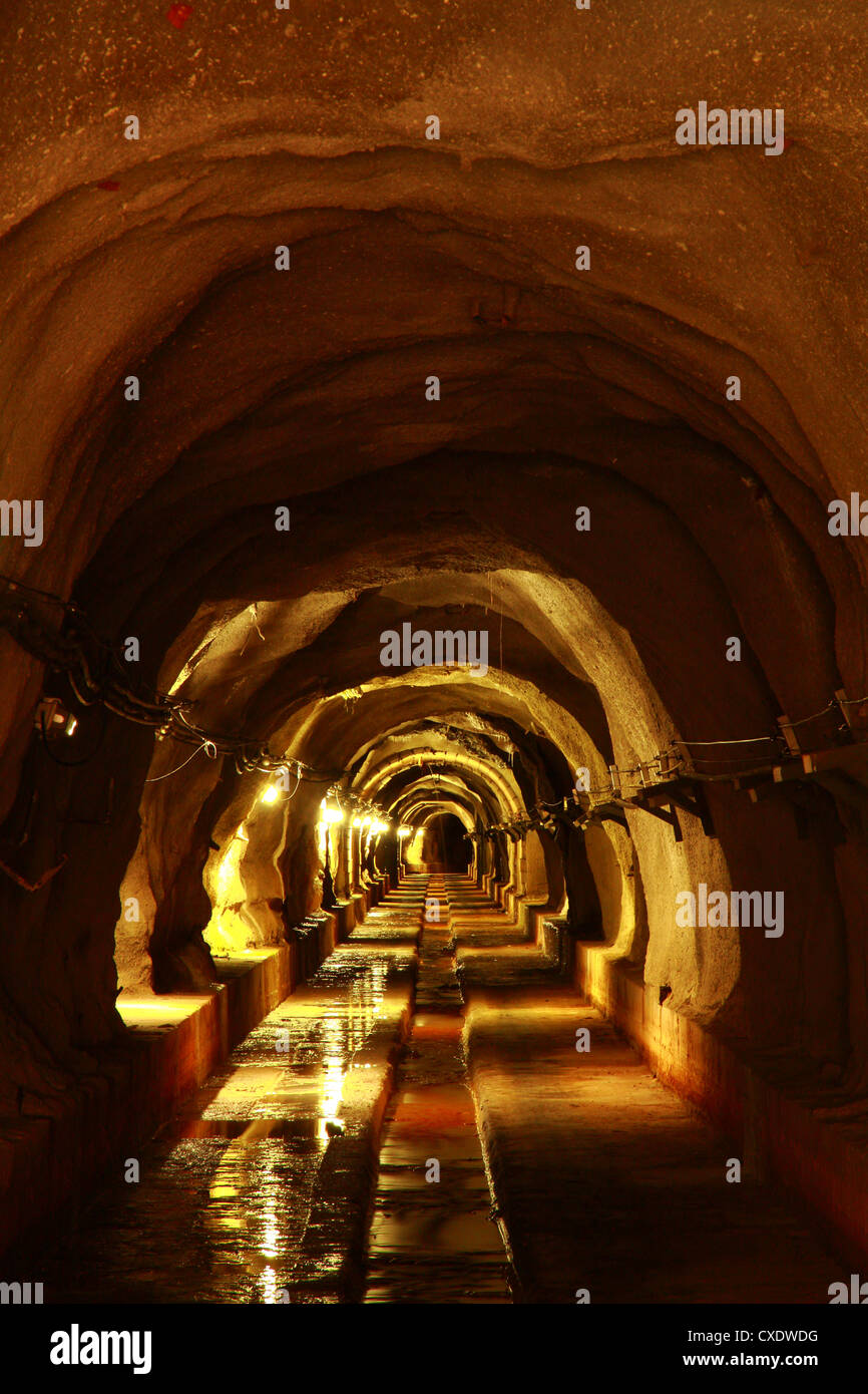 Lungo cammino nel buio del tunnel con luce Foto Stock