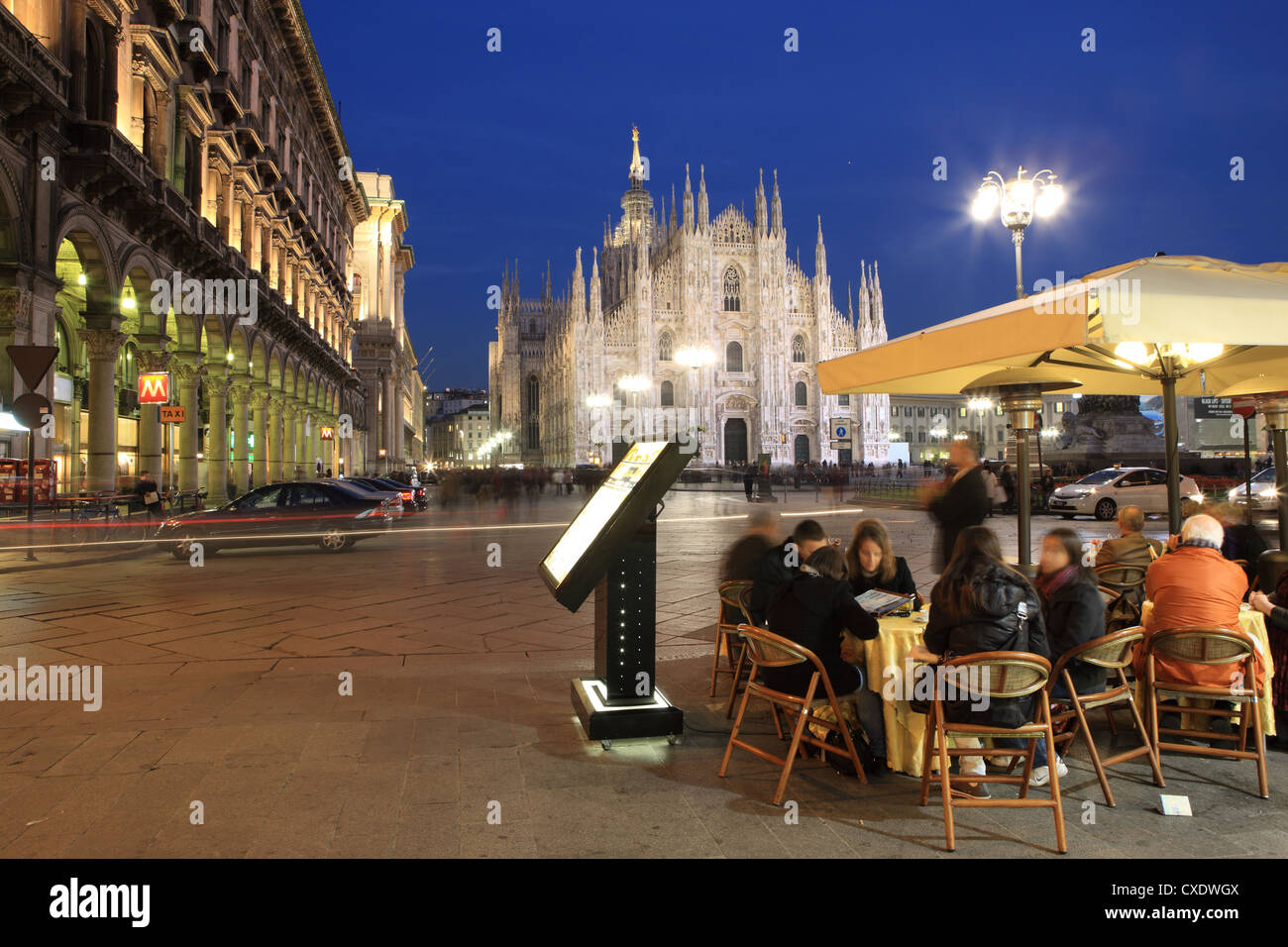 Ristorante in Piazza Duomo al tramonto, Milano, Lombardia, Italia, Europa Foto Stock