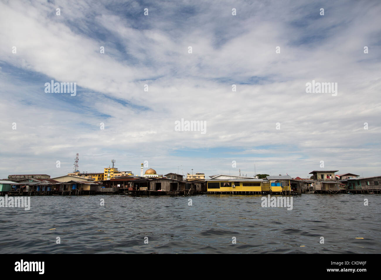 Semporna città visto dal mare, a sud di Sabah, Borneo Malaysia Foto Stock