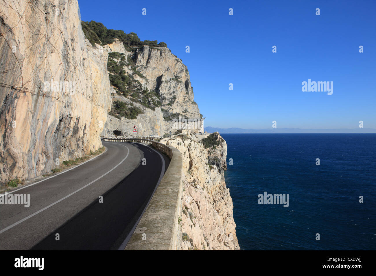 Strada lungo mare mediterraneo, Savona, Italia, Europa Foto Stock