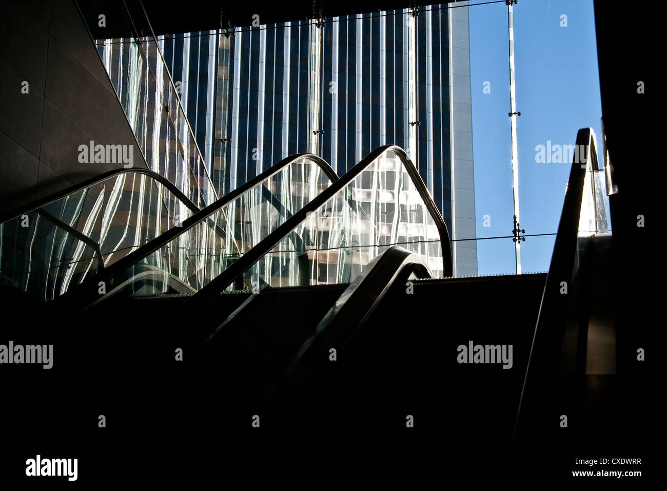 Escalator con vista esterna del cielo blu e edificio per uffici in Century City Foto Stock