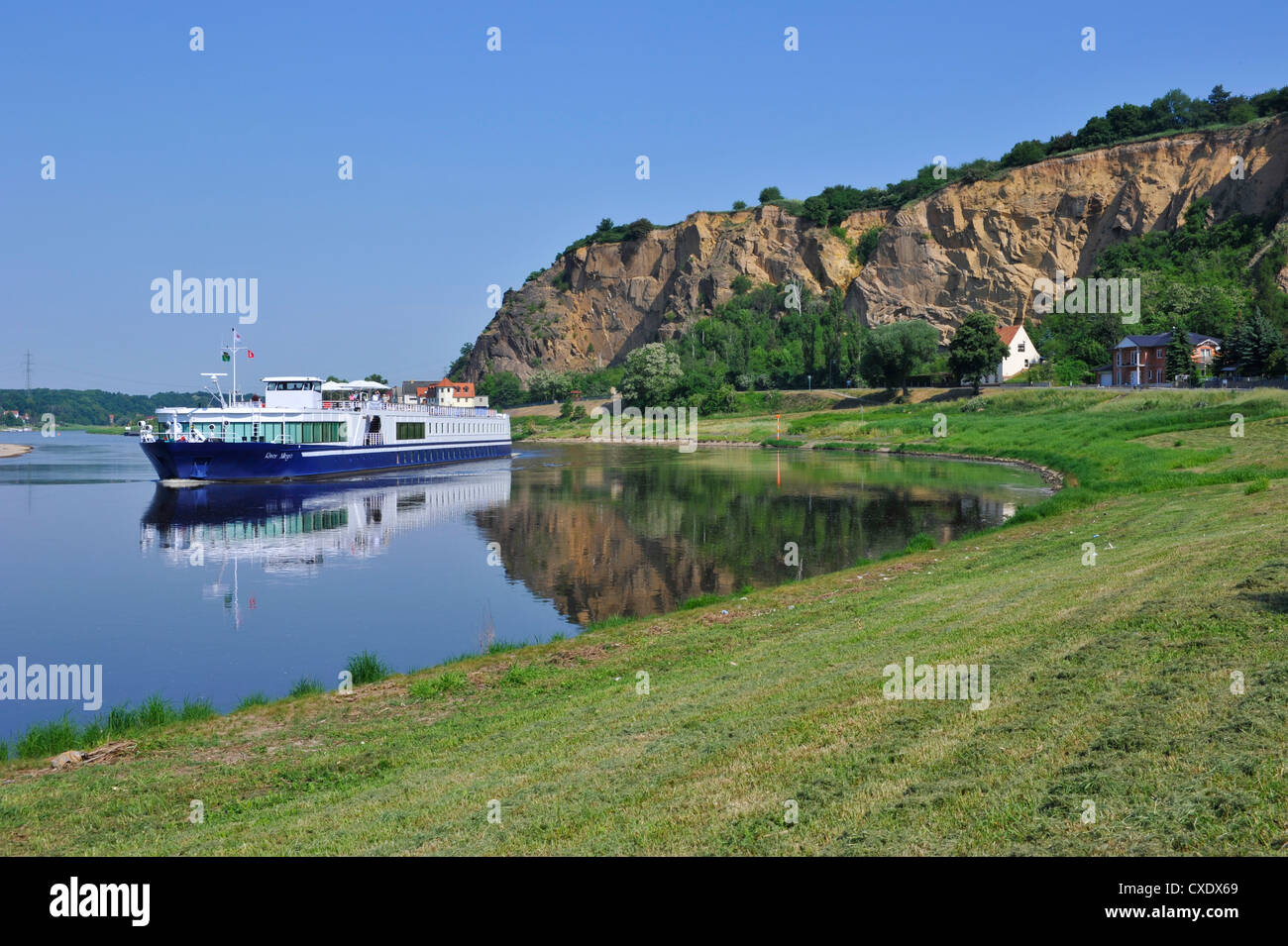 La nave di crociera sul fiume Elba prima di Meissen, Bassa Sassonia, Germania Foto Stock