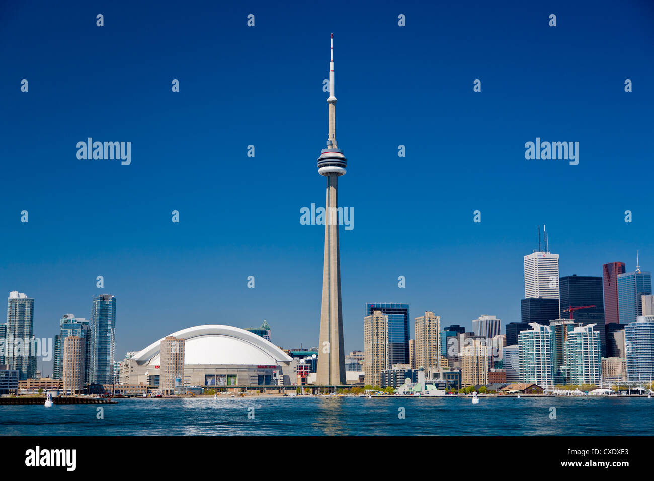 Skyline della città che mostra la CN Tower, Toronto, Ontario, Canada, America del Nord Foto Stock