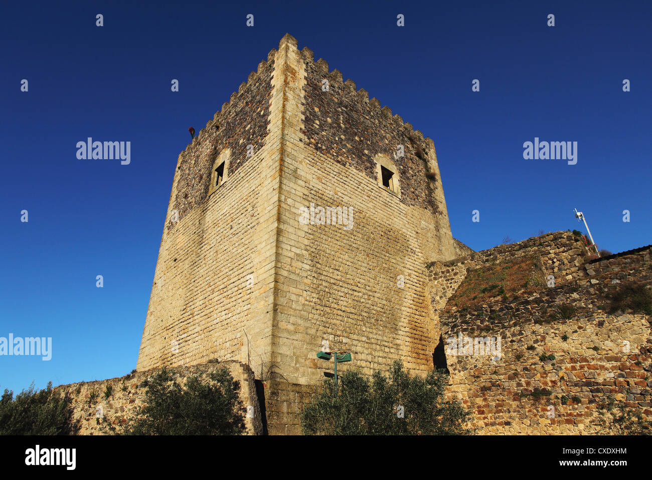 Piazza torre in pietra del XIV secolo castello, costruito da 1312 a 1327, presso la città murata di Castelo de Vide, Alentejo, Portogallo Foto Stock