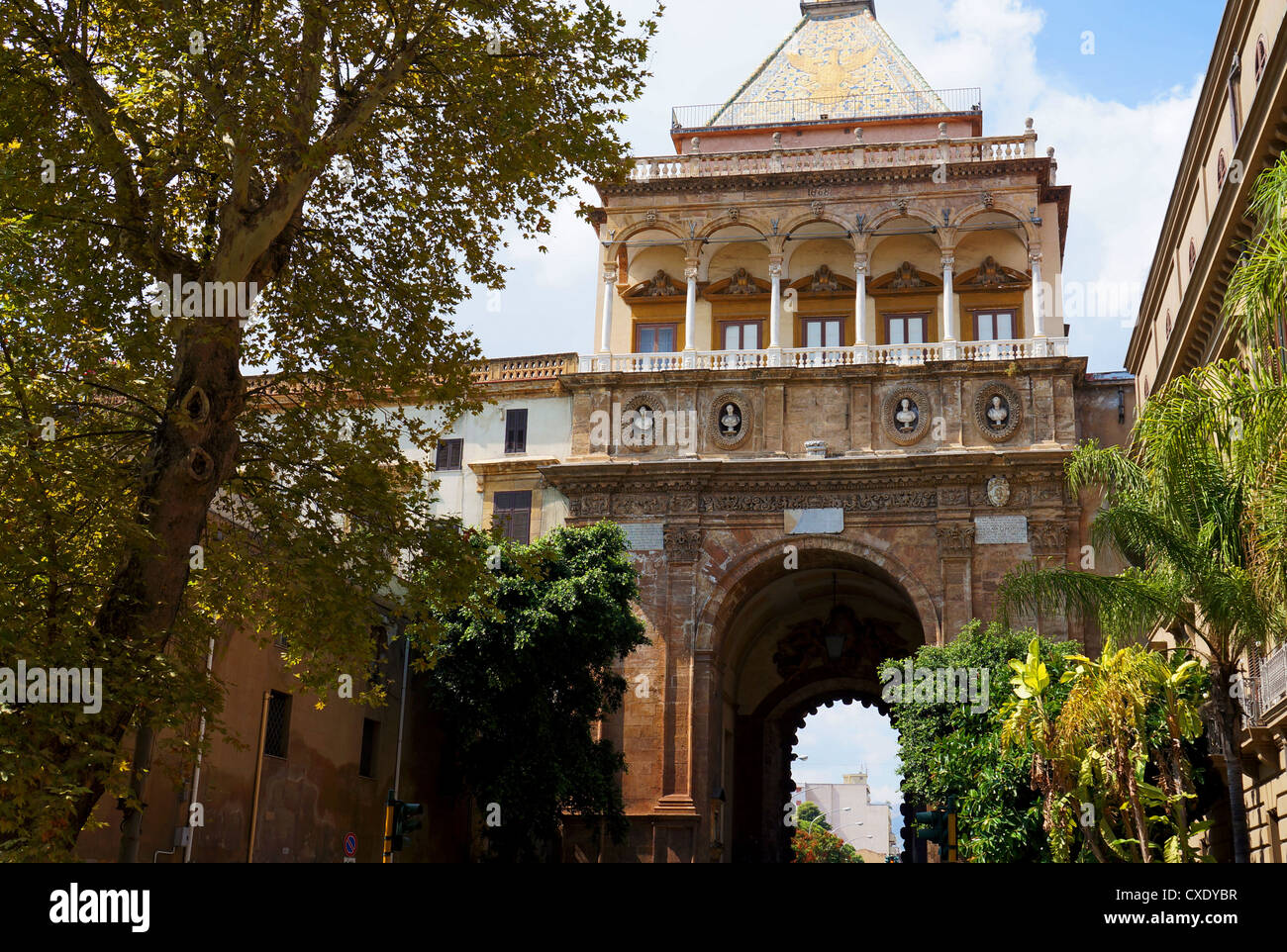 Vista la monumentale Porta Nuova nella città di Palermo, Sicilia Foto Stock