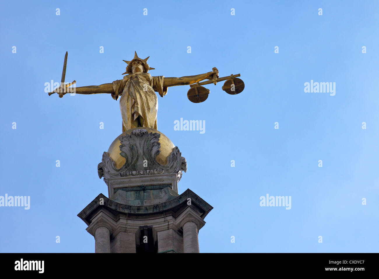 La statua della Madonna della giustizia con la spada, le scale e gli occhi bendati, Old Bailey, centrale Tribunale penale di Londra, Inghilterra, Regno Unito Foto Stock