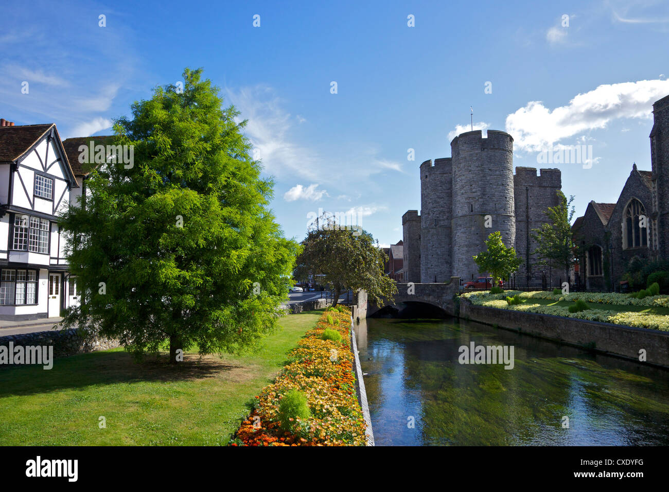 Westgate guardiola medievale e giardini, con ponte sul fiume Stour, Canterbury, nel Kent, England, Regno Unito, Europa Foto Stock