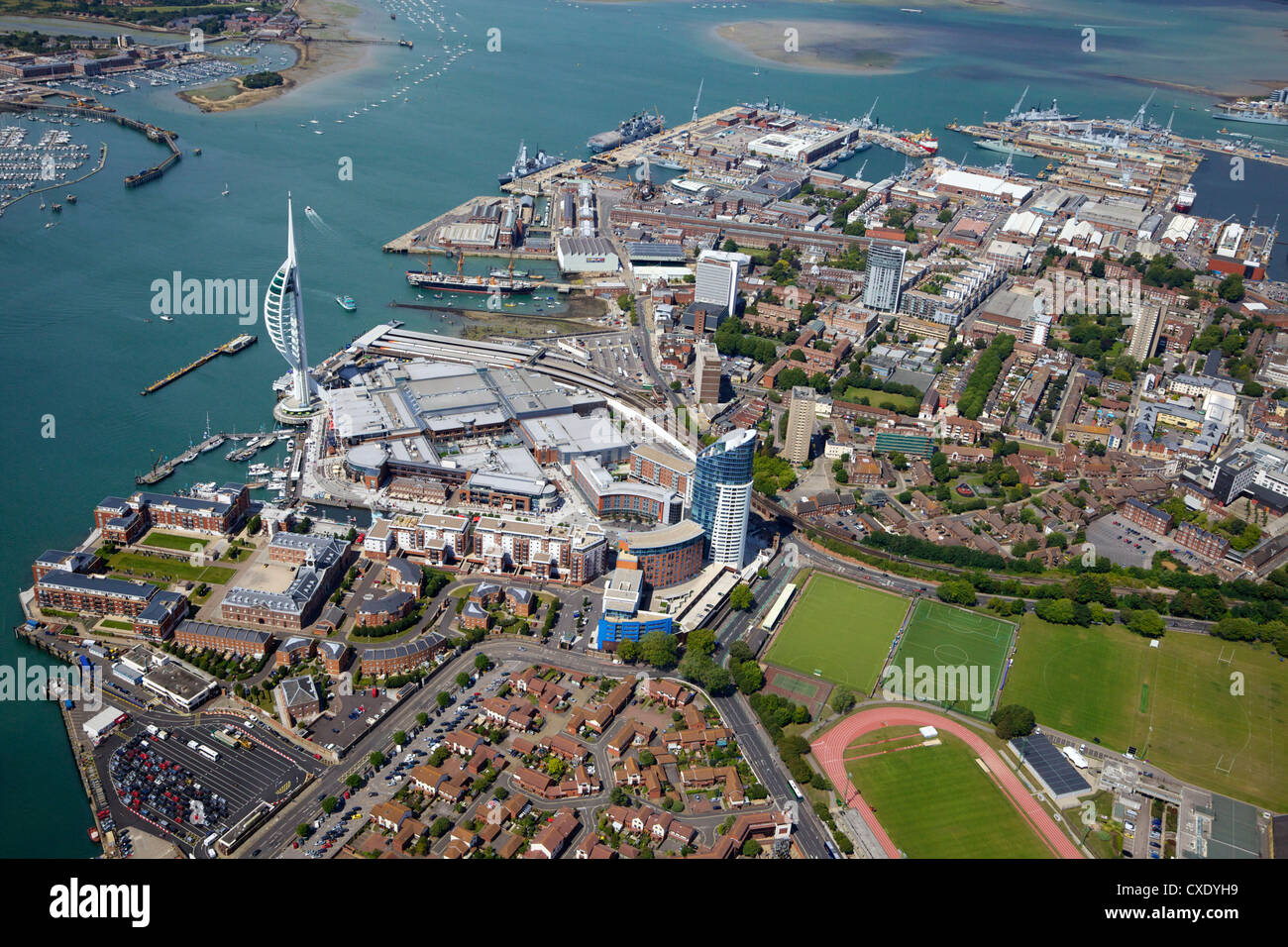 Vista aerea della Spinnaker Tower e Gunwharf Quays, Portsmouth, Hampshire, Inghilterra, Regno Unito, Europa Foto Stock