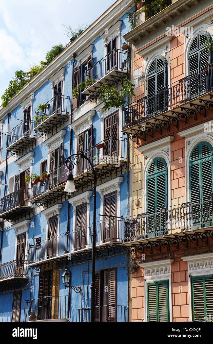 Rosa e blu di edifici residenziali nel centro storico di Palermo in Sicilia Foto Stock