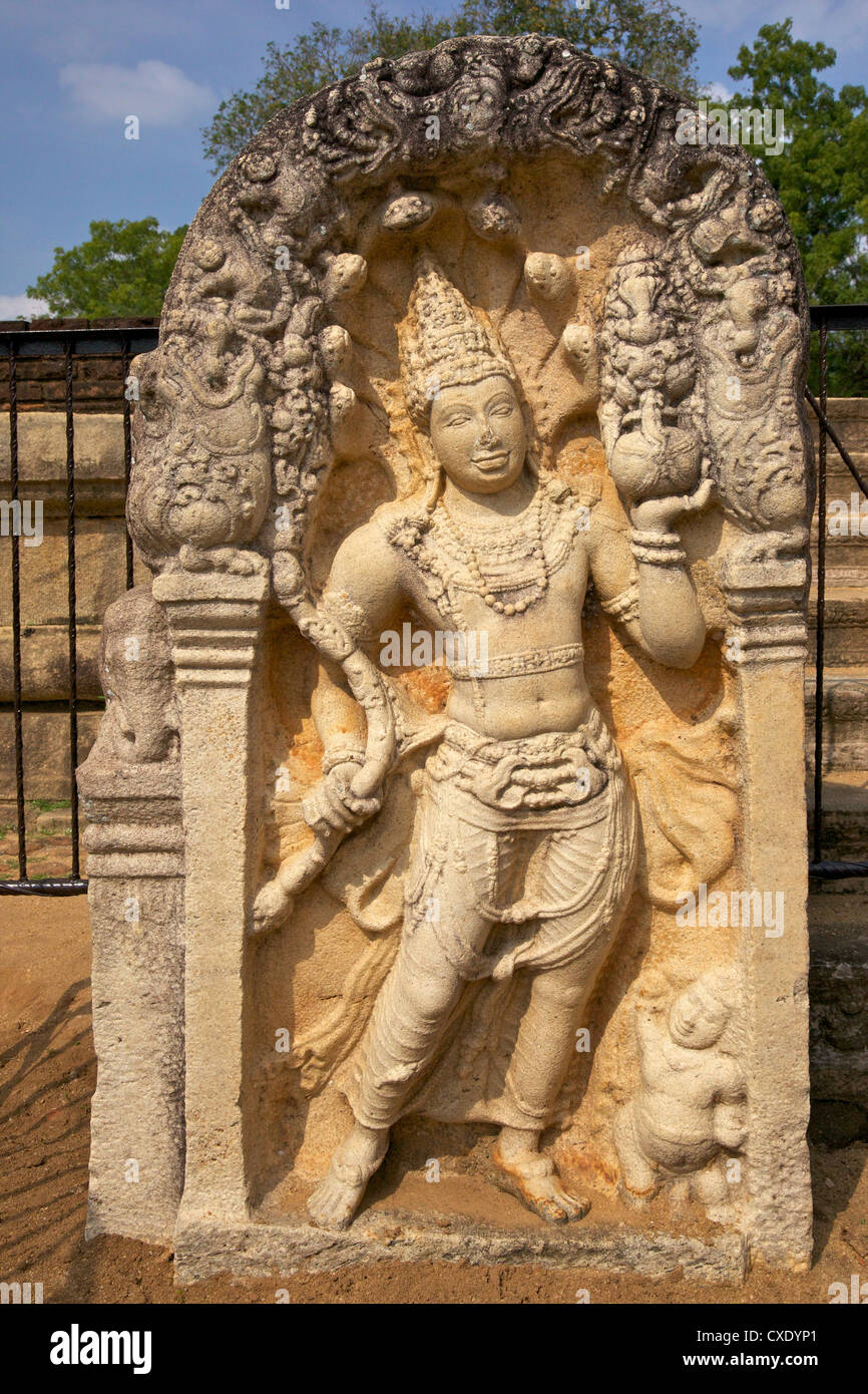 Pietra di guardia che mostra Nagaraja, o re Cobra, Ratnaprasada, Sito Patrimonio Mondiale dell'Unesco, Anuradhapura, Sri Lanka, Asia Foto Stock