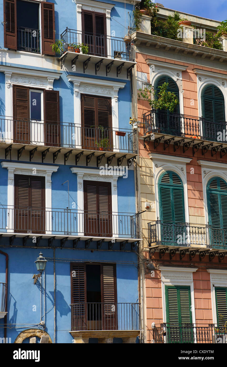 Rosa e blu di edifici residenziali nel centro storico di Palermo in Sicilia Foto Stock