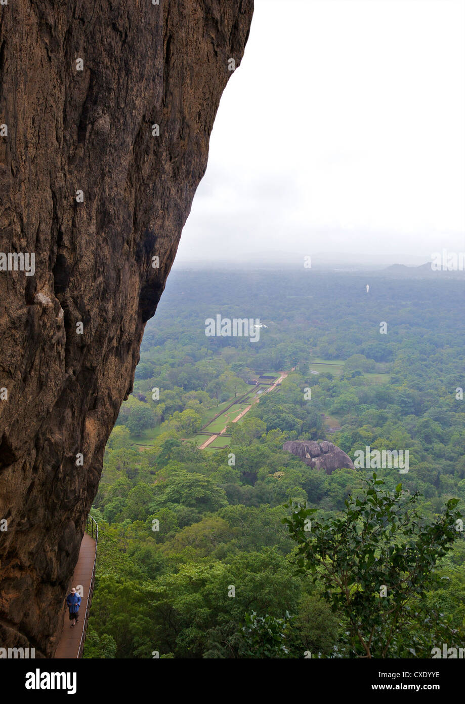 La passerella sul Leone di Sigiriya rock fortezza, del V secolo d.c. Sito Patrimonio Mondiale dell'UNESCO, Sri Lanka, Asia Foto Stock