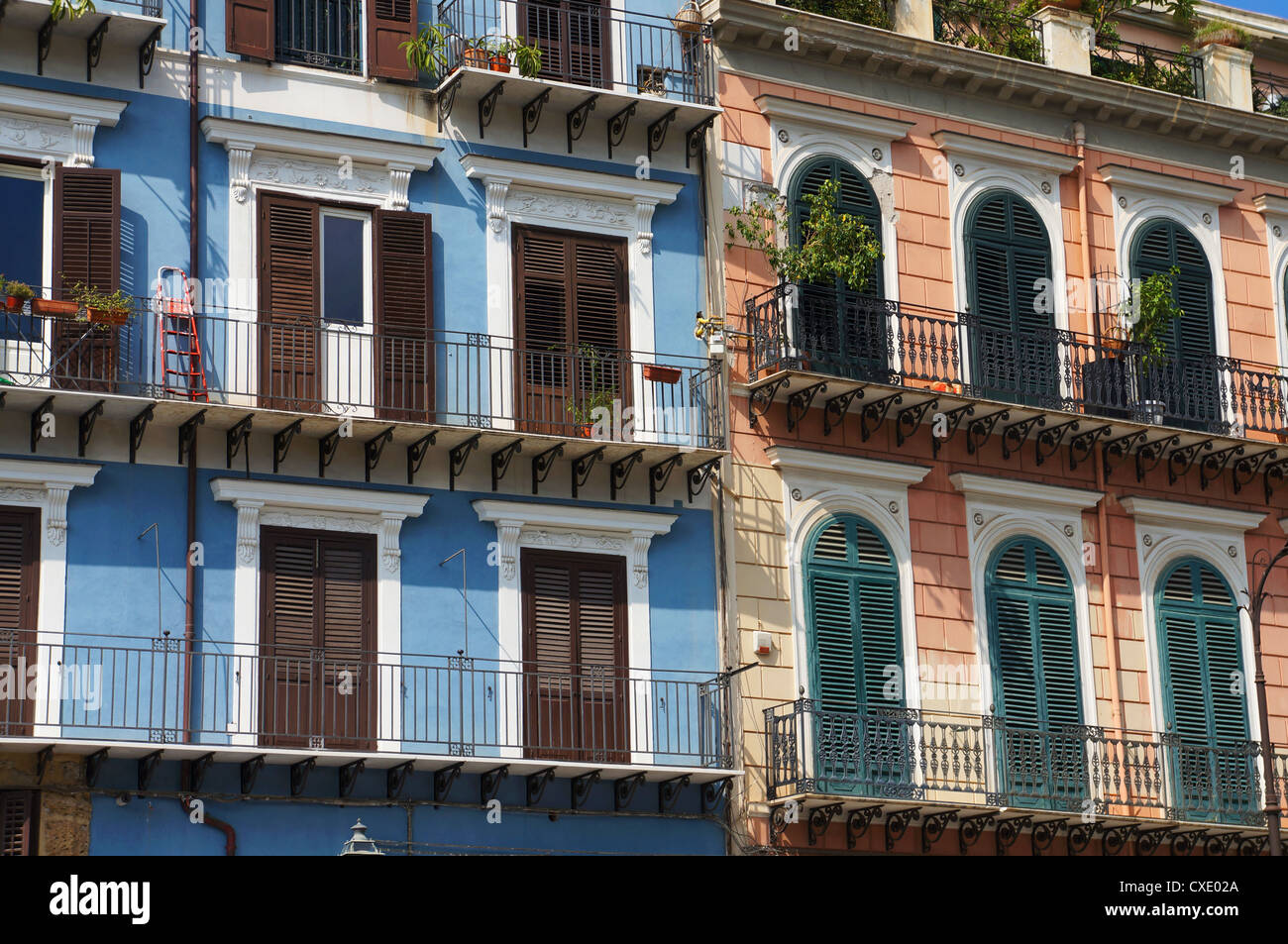 Facciate colorate nel centro storico di Palermo in Sicilia Foto Stock