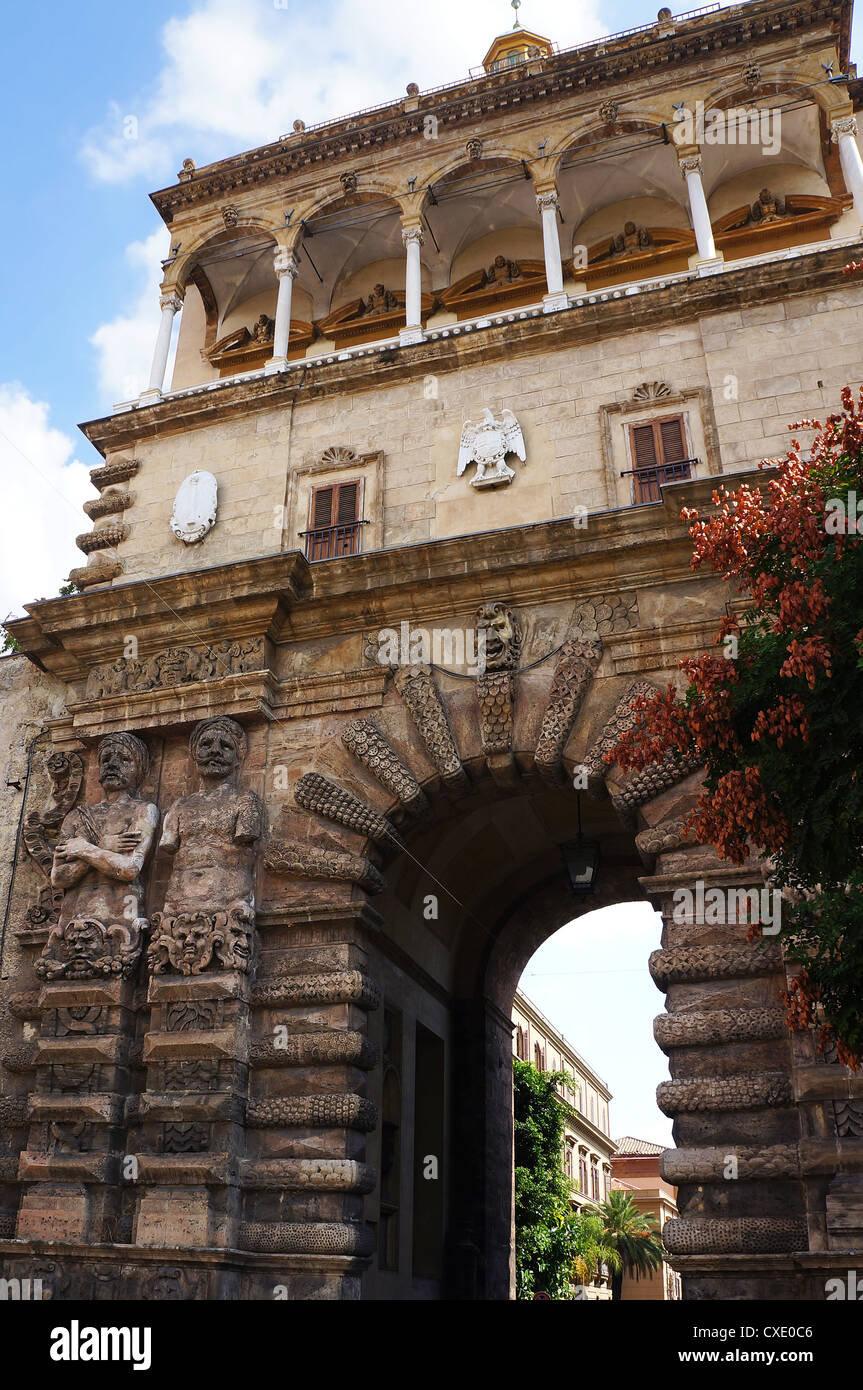 Vista esterna della Porta Nuova a Palermo, Sicilia Foto Stock