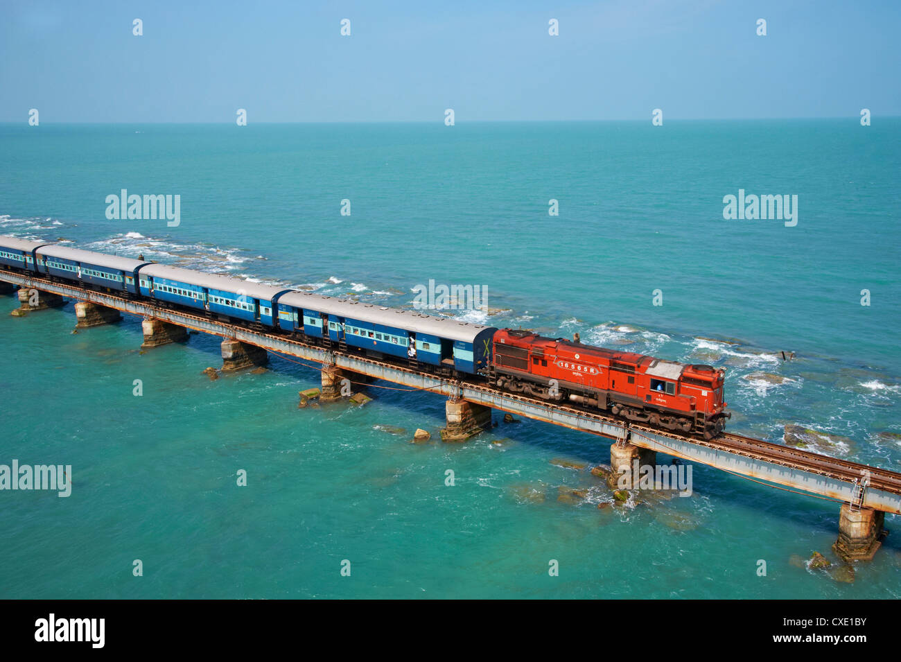 Treno a ponte Rameswaram Island, Rameswaram, Tamil Nadu, India, Asia Foto Stock