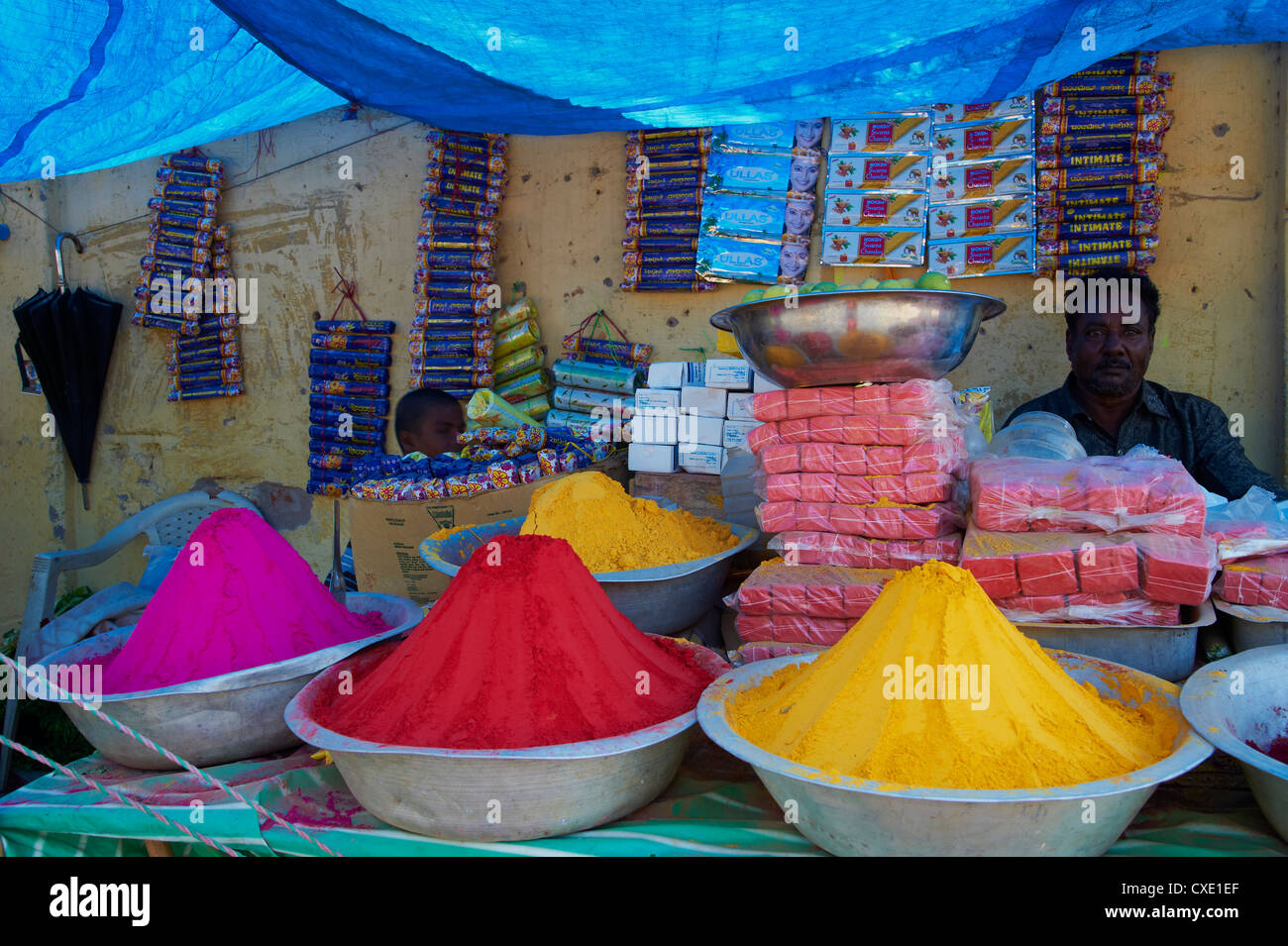 Polveri colorate per la vendita, Channapatna village, Mysore, Karnataka, India, Asia Foto Stock