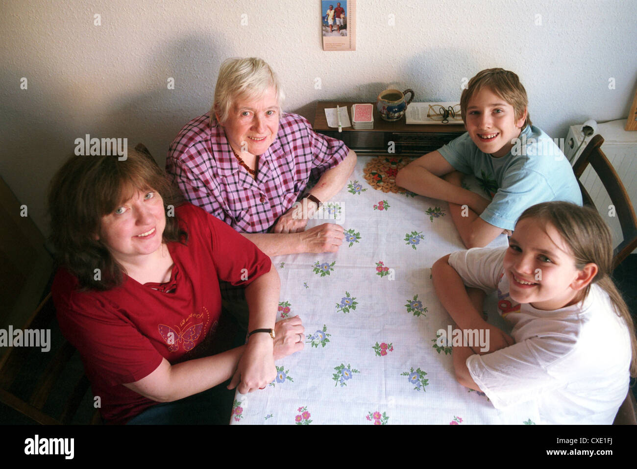 Berlino, la nonna, la figlia e la nipote e nipote al tavolo Foto Stock