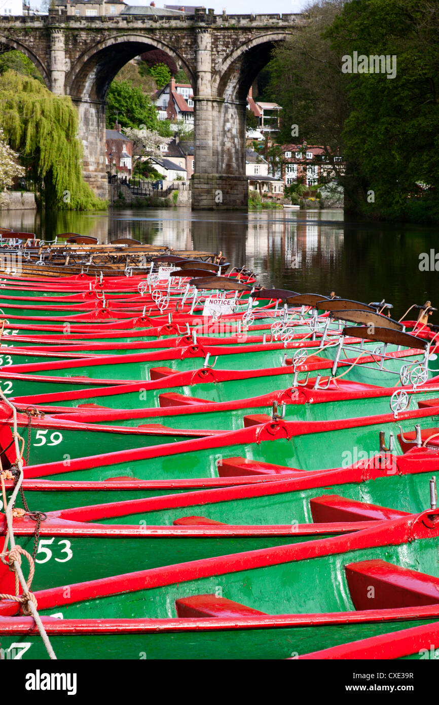 Barche a remi sul fiume Nidd, Knaresborough, North Yorkshire, Inghilterra Foto Stock