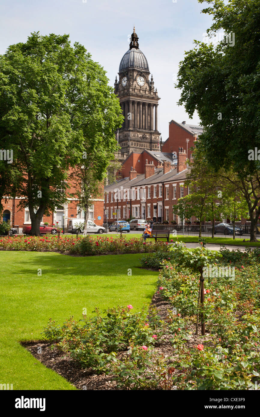 Leeds Town Hall dal Park Square, Leeds, West Yorkshire, nello Yorkshire, Inghilterra, Regno Unito, Europa Foto Stock