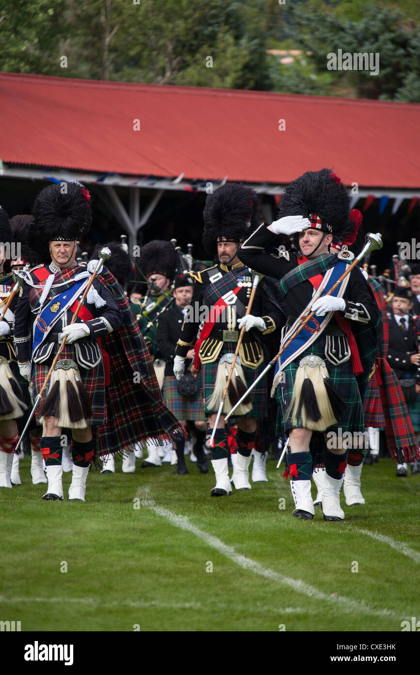 Villaggio di Braemar, Scozia. Il tubo ammassato Marching Band presso il Royal Braemar raccolta di giochi. Foto Stock