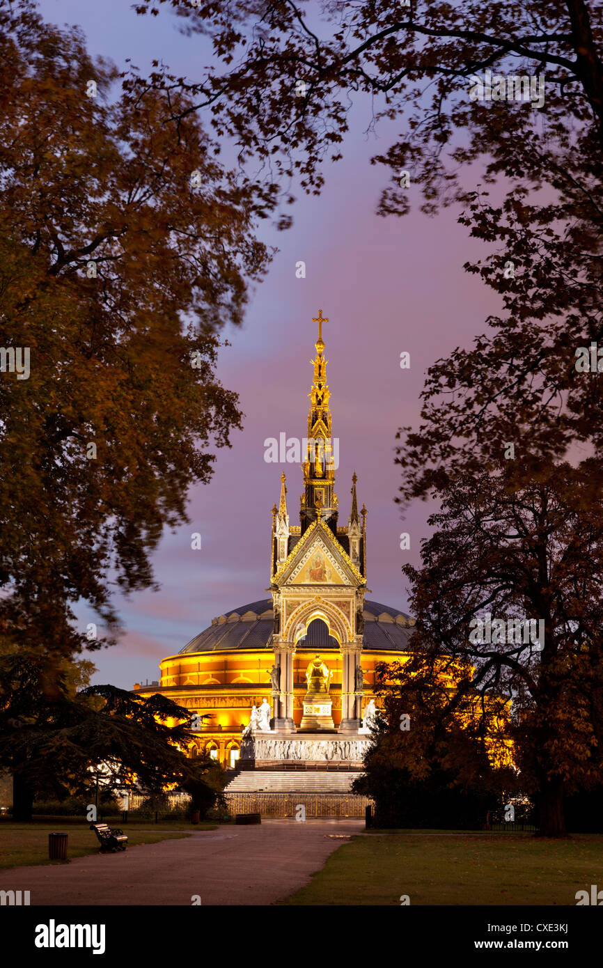 L'Albert Memorial e la Royal Albert Hall al crepuscolo, Hyde Park, Londra, Inghilterra Foto Stock