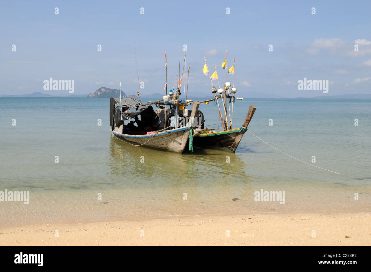 Tradizionale Tailandese barche da pesca a Loh pared Beach Ko Yao Yai Island Thailandia Foto Stock