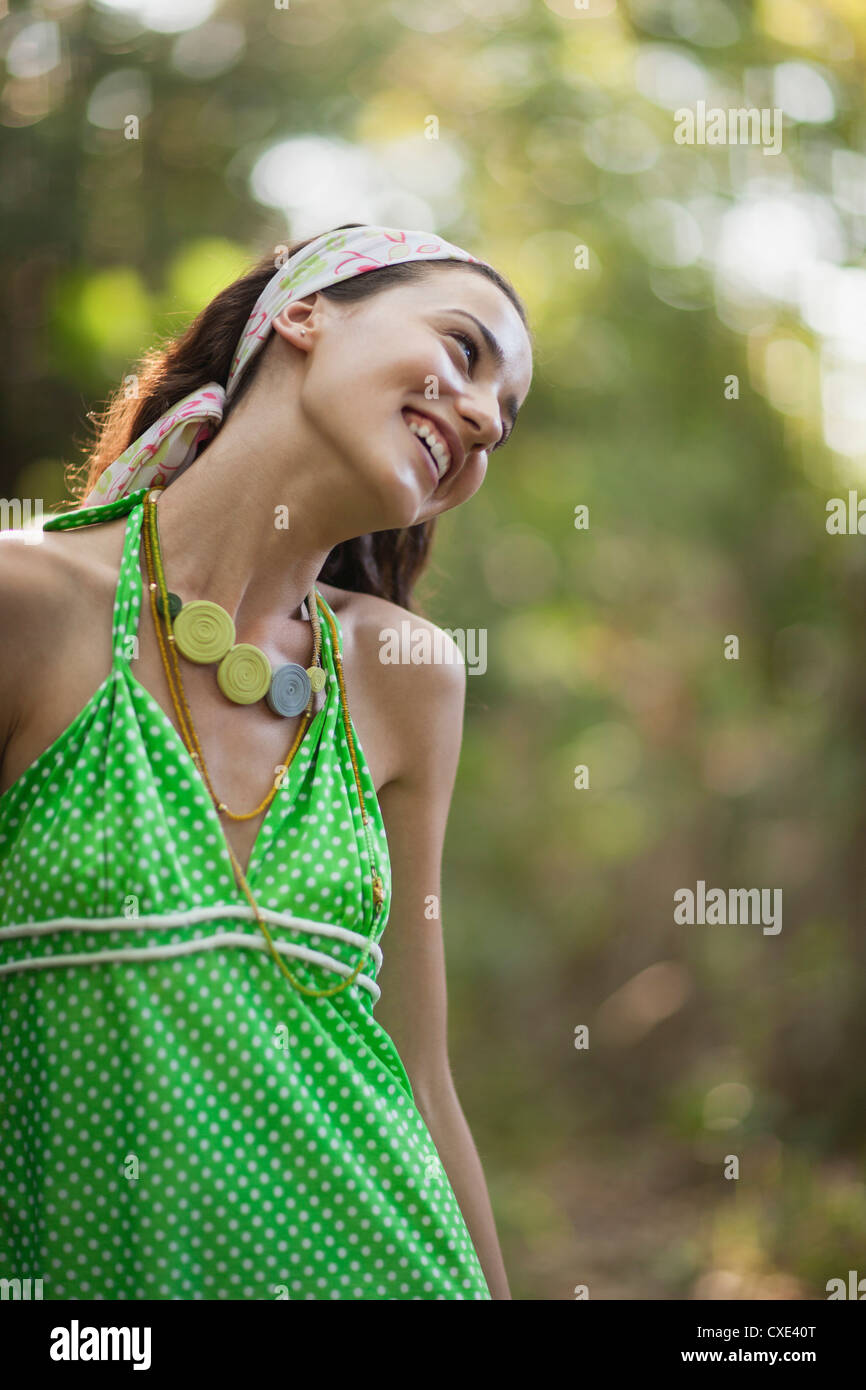 Giovane donna Capezza in cima all'aperto, sorridente Foto Stock