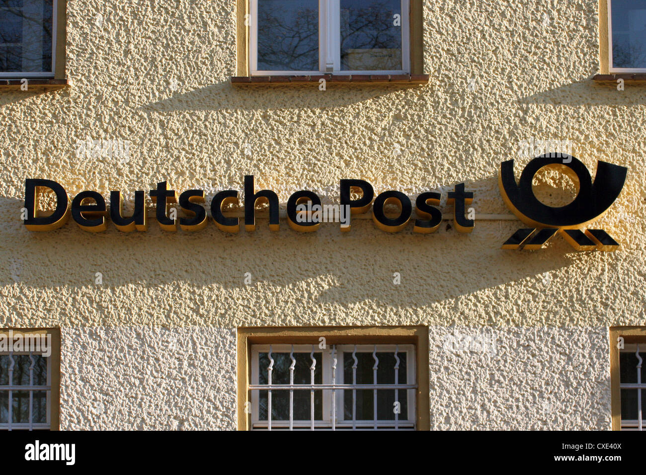 Neuenhagen, logo di Deutsche Post in un Haeuserwand Foto Stock