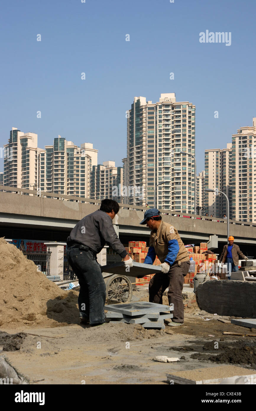 Shanghai, lavoratori edili pavimentazioni Foto Stock