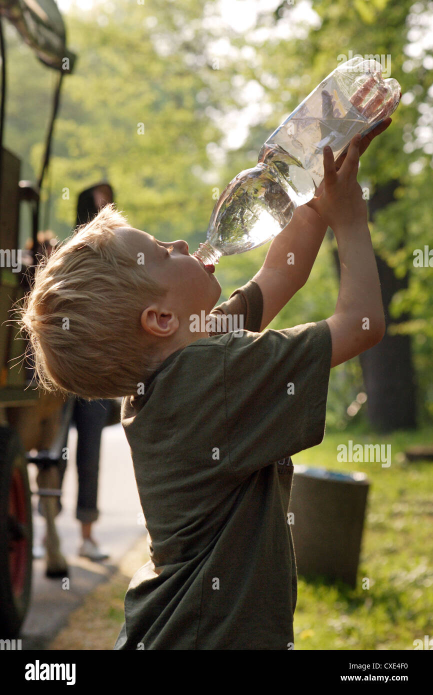 Leipzig, un bambino di bere acqua da una bottiglia Foto Stock