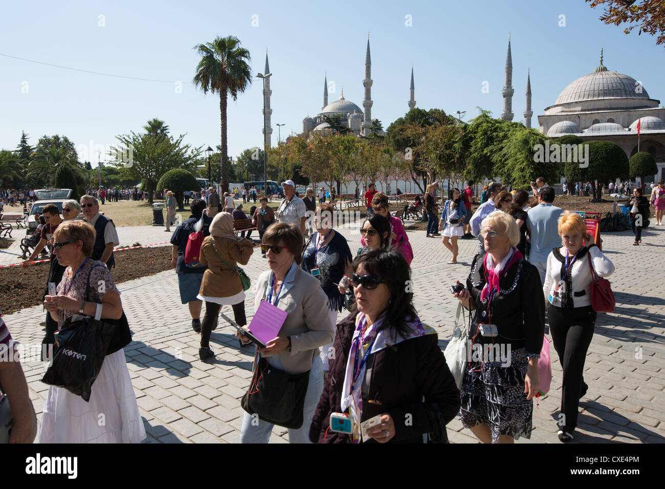 Turisti e Sultan Ahmed moschea, conosciuta come la Moschea Blu, Istanbul, in Turchia Foto Stock