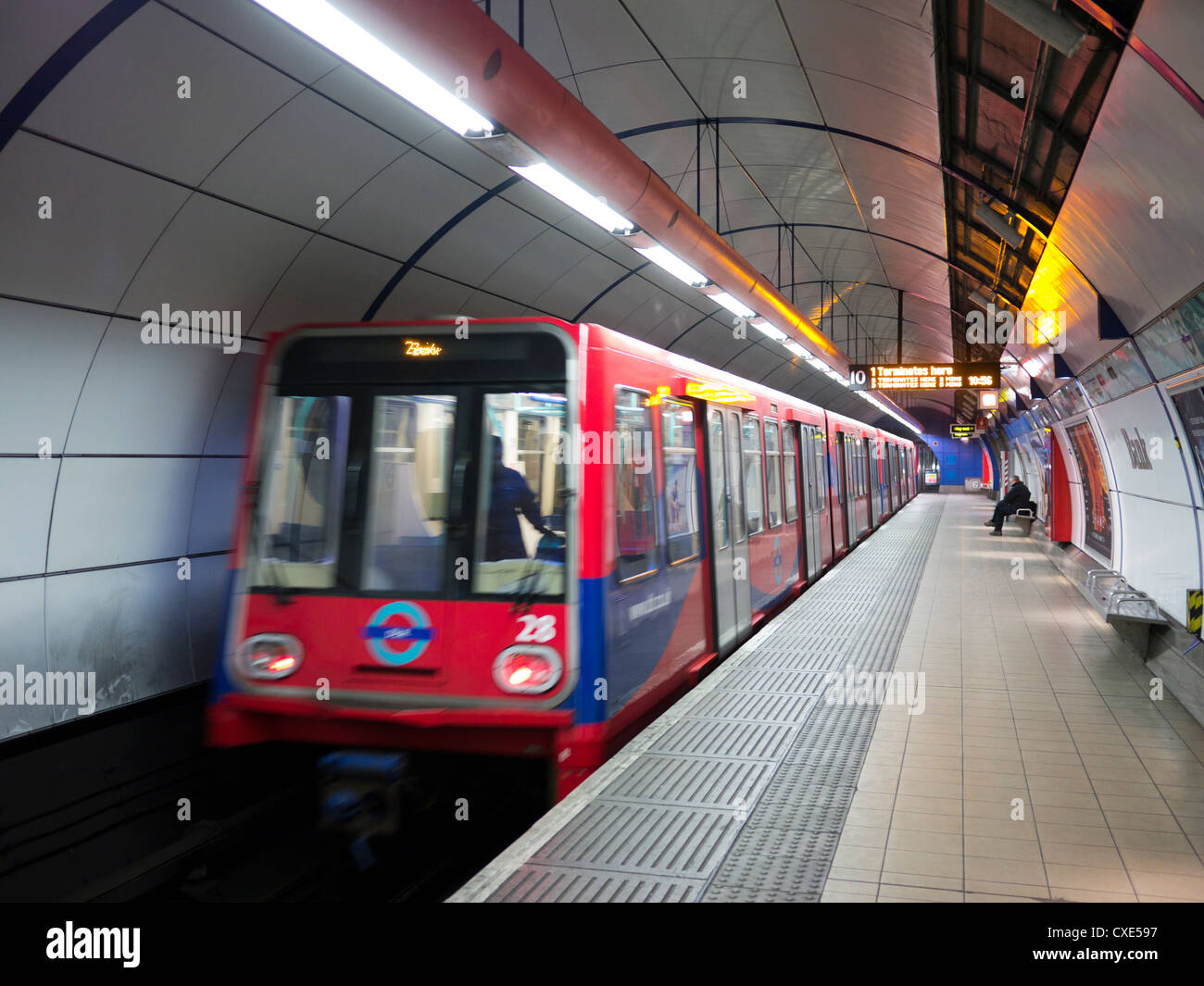Treni della metropolitana stazione di partenza, London, England, Regno Unito Foto Stock