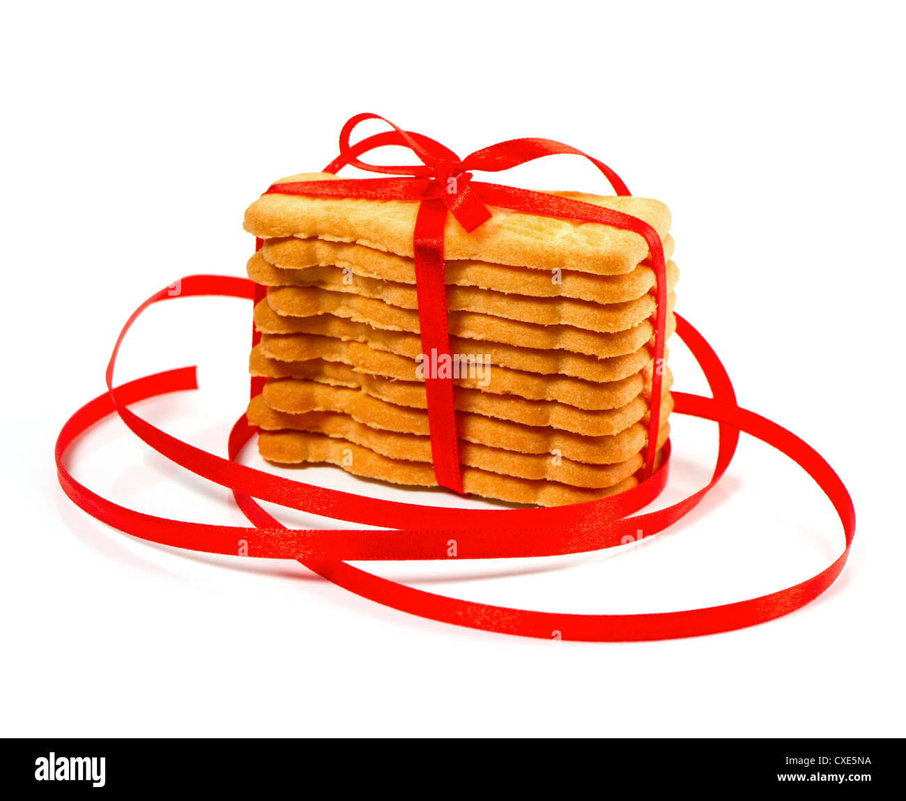 Biscotti di Natale con nastro rosso isolato su sfondo bianco con tracciato di ritaglio Foto Stock