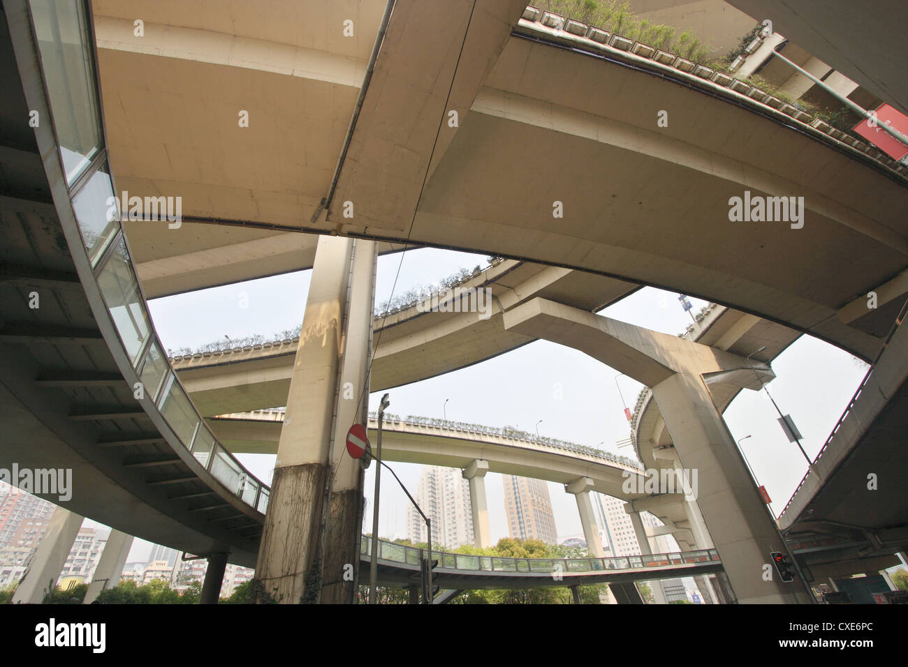 Shanghai, un groviglio di strade alta intersezione Foto Stock